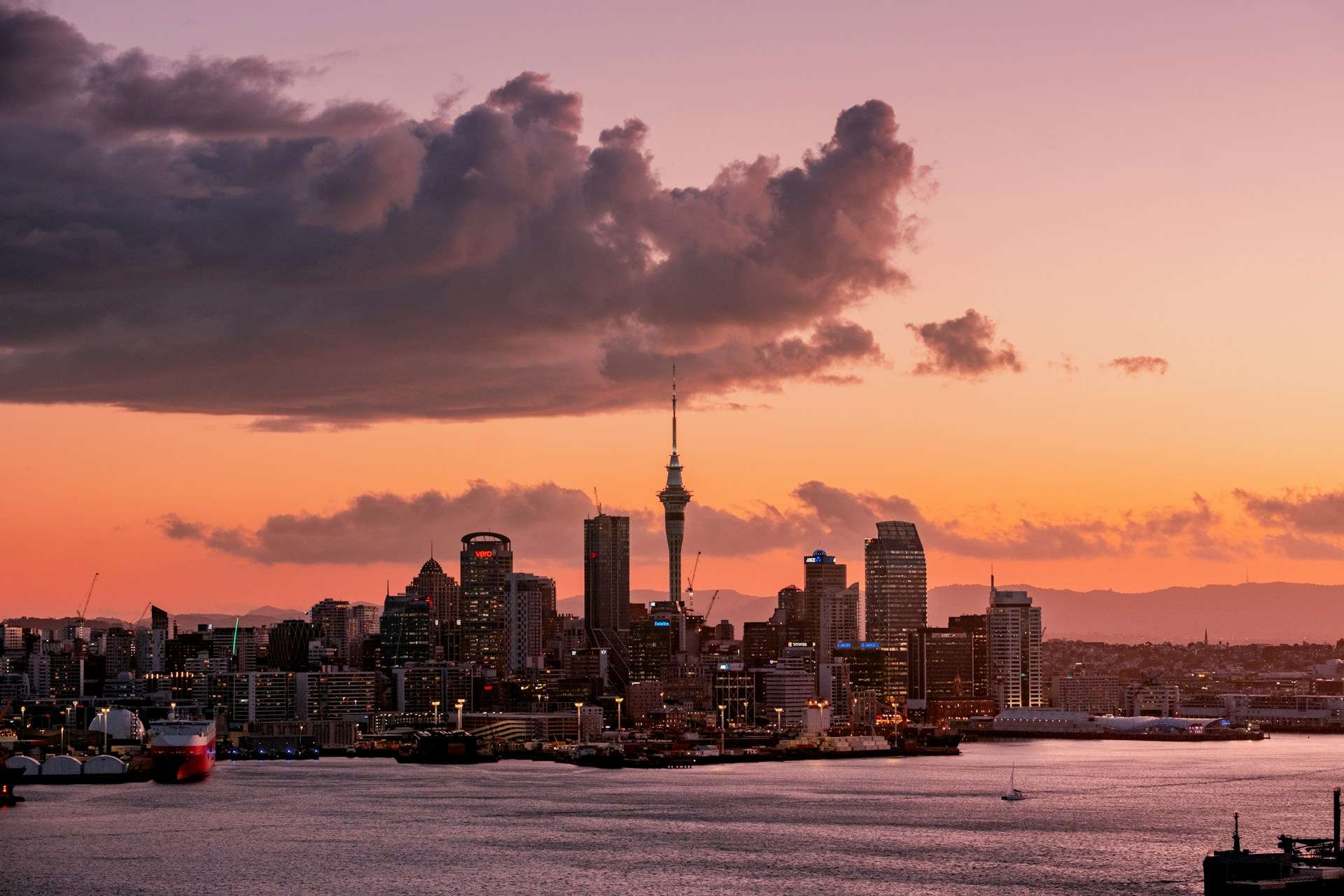 Hotels in Scenic New Zealand — multi-region itinerary planning with Auckland gateway contrast, Wellington capital districts, South Island alpine routing and major region trade-offs