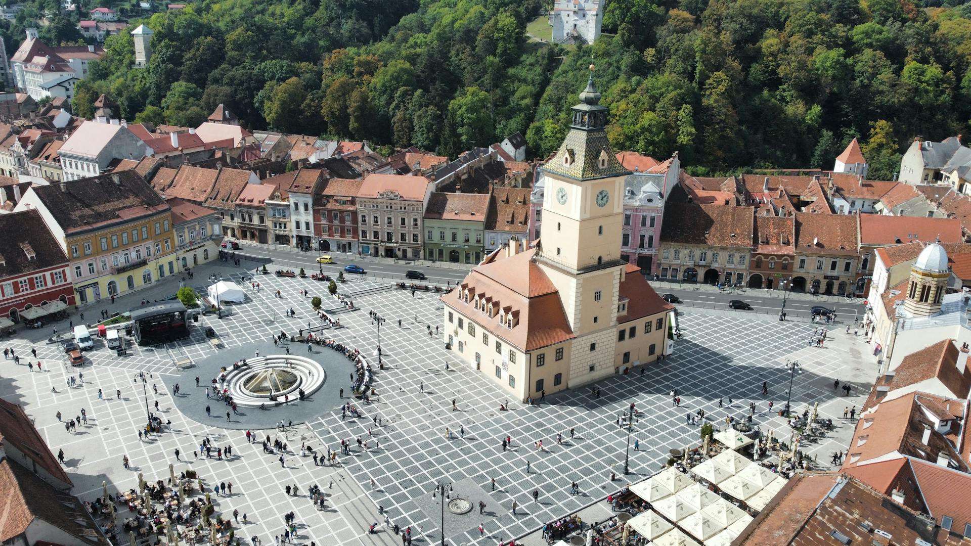 Hotels in Brașov and the Carpathians — Council Square lanes, mountain foothill routes, Bran Castle day trips and Carpathian scenery planning