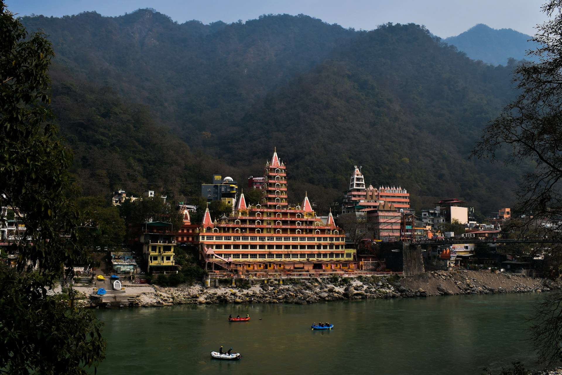 Hotels in Himalayan and Northern India — Rishikesh yoga-quarter neighbourhoods, Ganges outlook districts, mountain retreat properties and northern mountain hotel planning