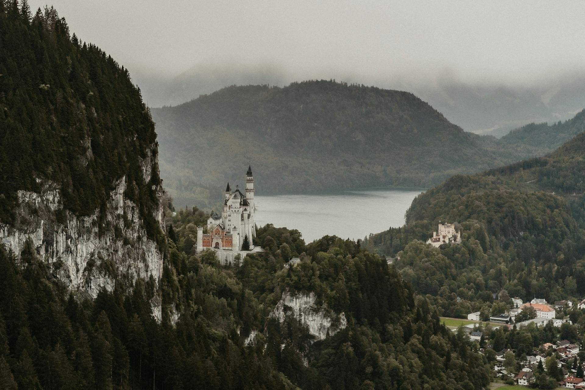 Hotels in Bavaria — Munich old town, Bavarian Alps scenery, castle routes, lakeside areas and countryside stays