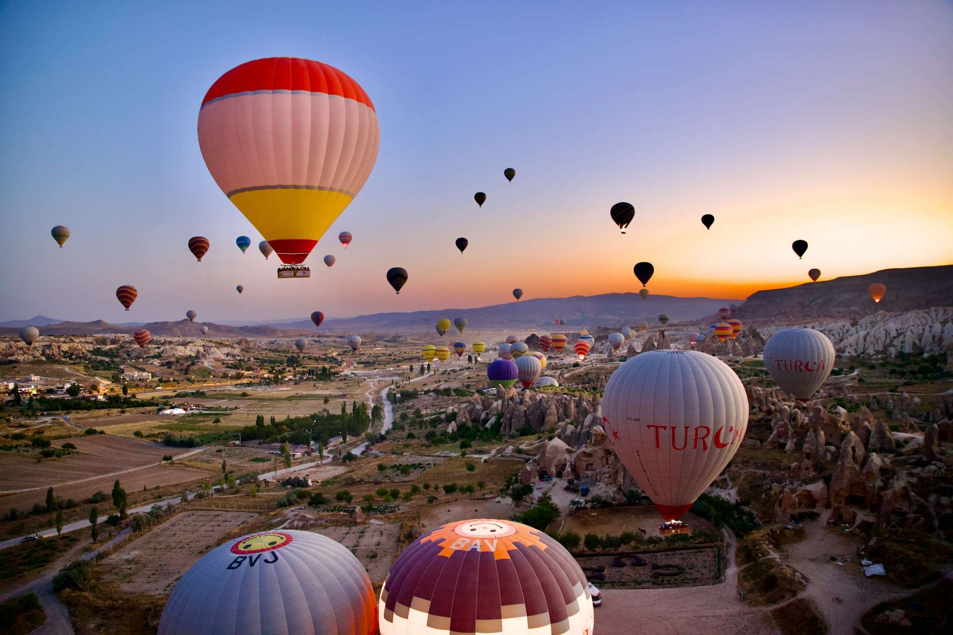 Hotels in Cappadocia — cave stays, Göreme bases, valley viewpoints and balloon-trip planning in central Turkey