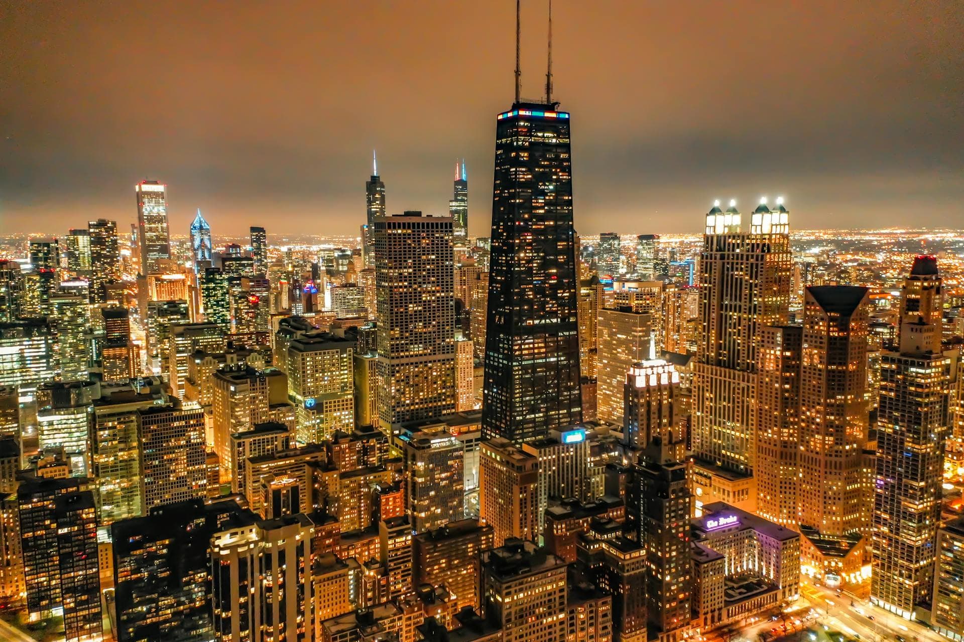 Hotels in the Midwest — Chicago city hotels, architecture, lakefront areas, museums, restaurants, cafés, shopping, parks, and United States routes