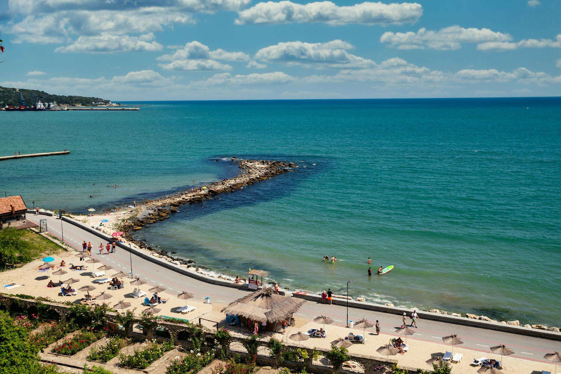 Hotels on the Black Sea Coast — Constanța harbour routes, Mamaia resort corridors, coastal promenades and summer seaside base planning