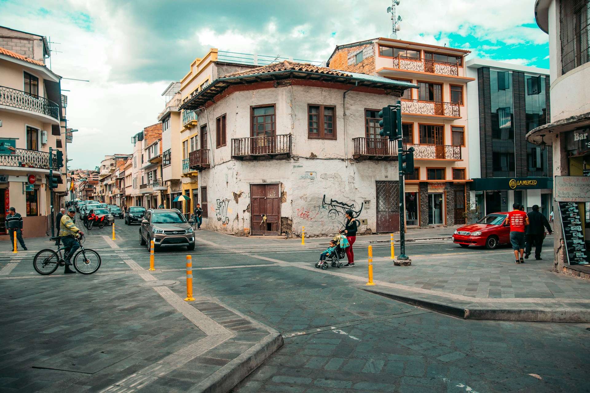 Hotels in Ecuador's Southern Highlands — Cuenca colonial quarters, Loja heritage districts and southern Andean hotel planning
