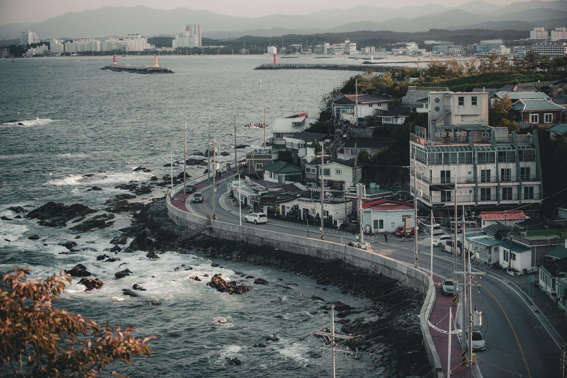 Hotels on South Korea's Eastern Coast — Gangneung beach districts, Coffee Street quarters, Sokcho Seoraksan gateway access and east coast hotel planning