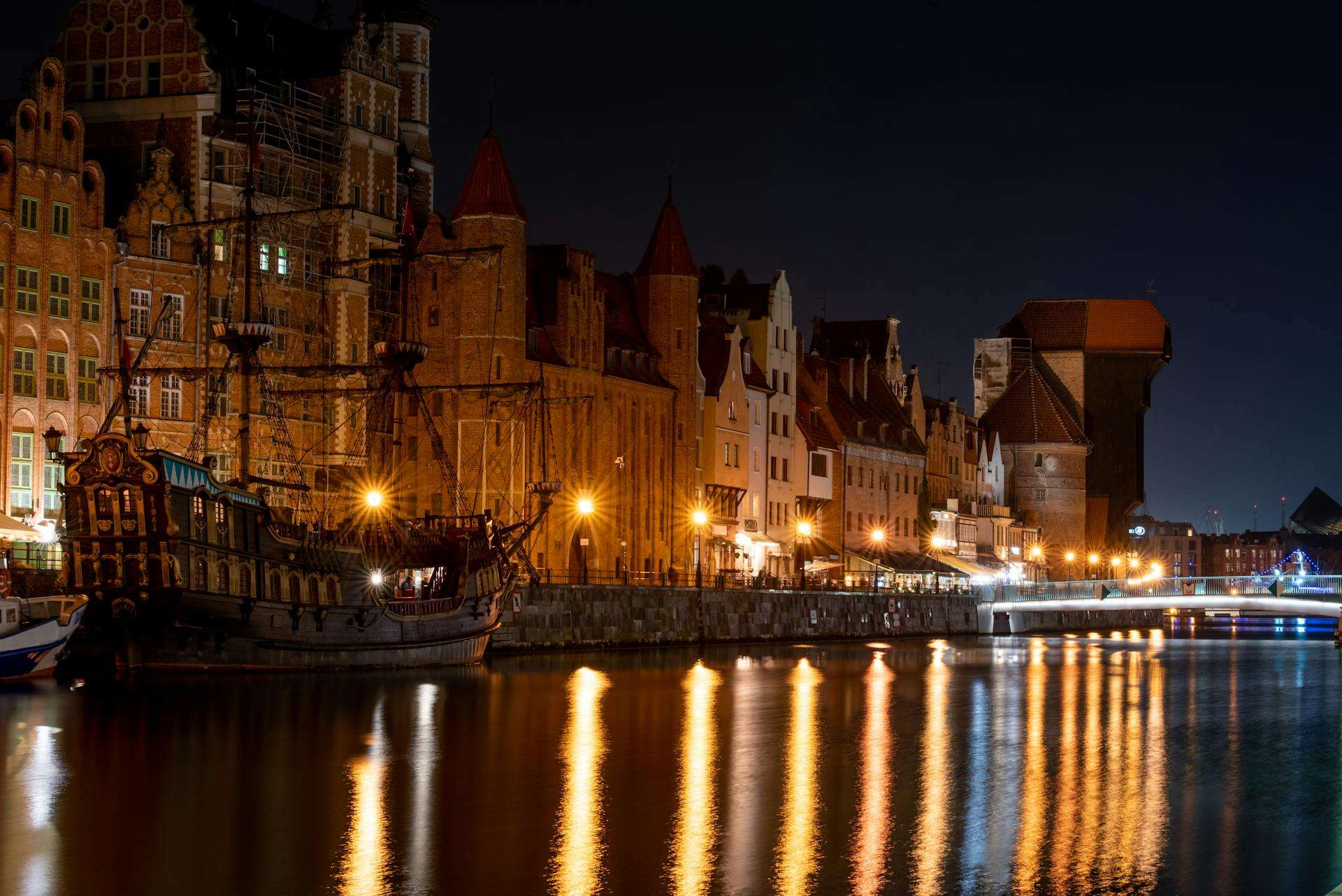 Hotels on the Baltic Coast — Gdańsk Old Town, Sopot pier routes, Gdynia harbour districts, seaside promenades, seasonal coastal pacing and Tri-City touring