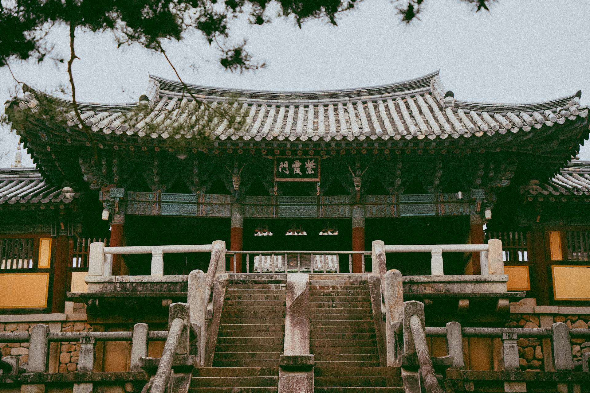 Hotels in Historic Korea — Gyeongju tomb districts, Bulguksa temple corridors, Jeonju hanok quarters, heritage museum pacing and traditional Korea hotel planning