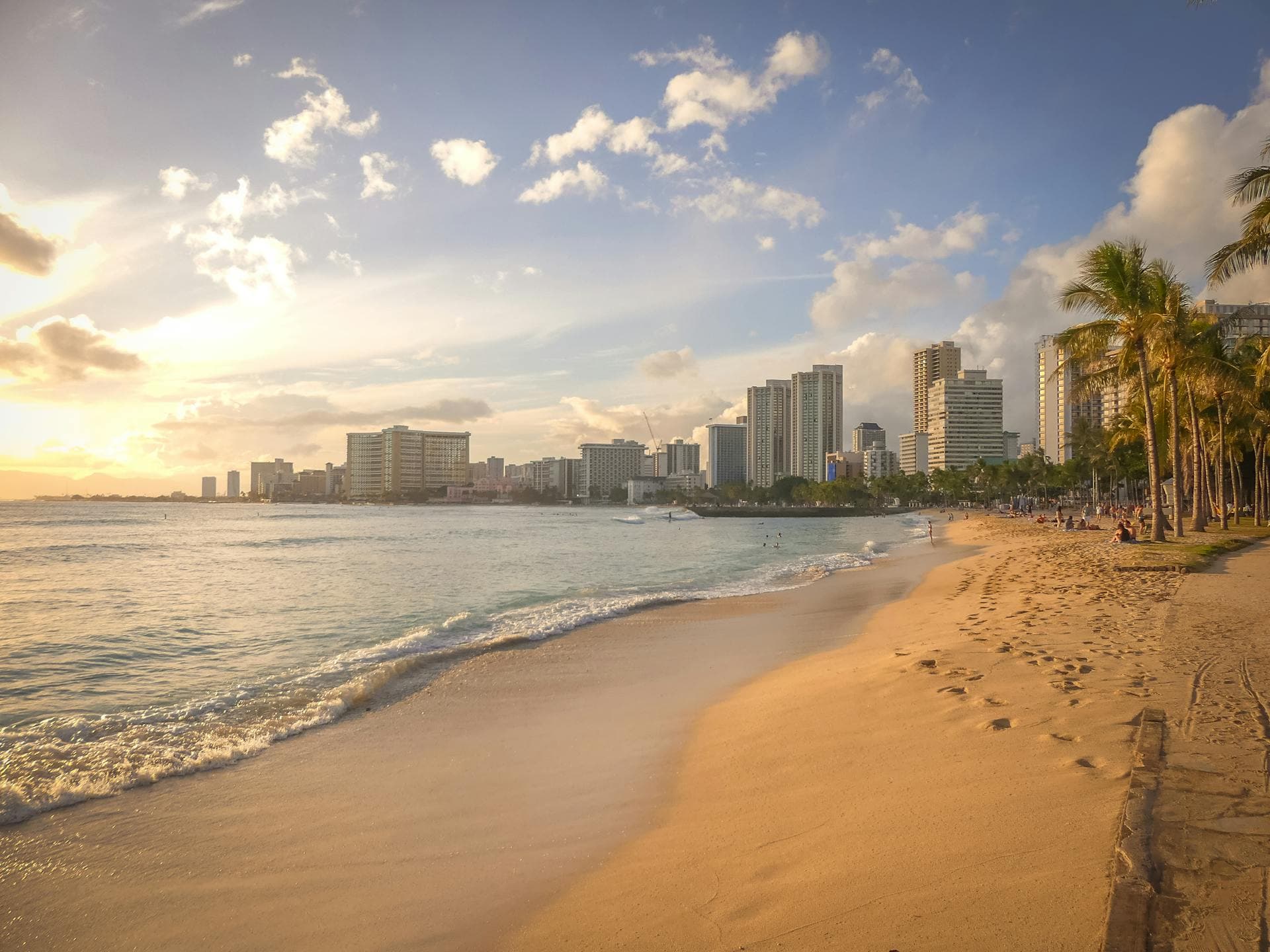 Hotels in Hawaii — Honolulu beach-area hotels, resort-style stays, restaurants, cafés, shopping, museums, parks, and United States routes