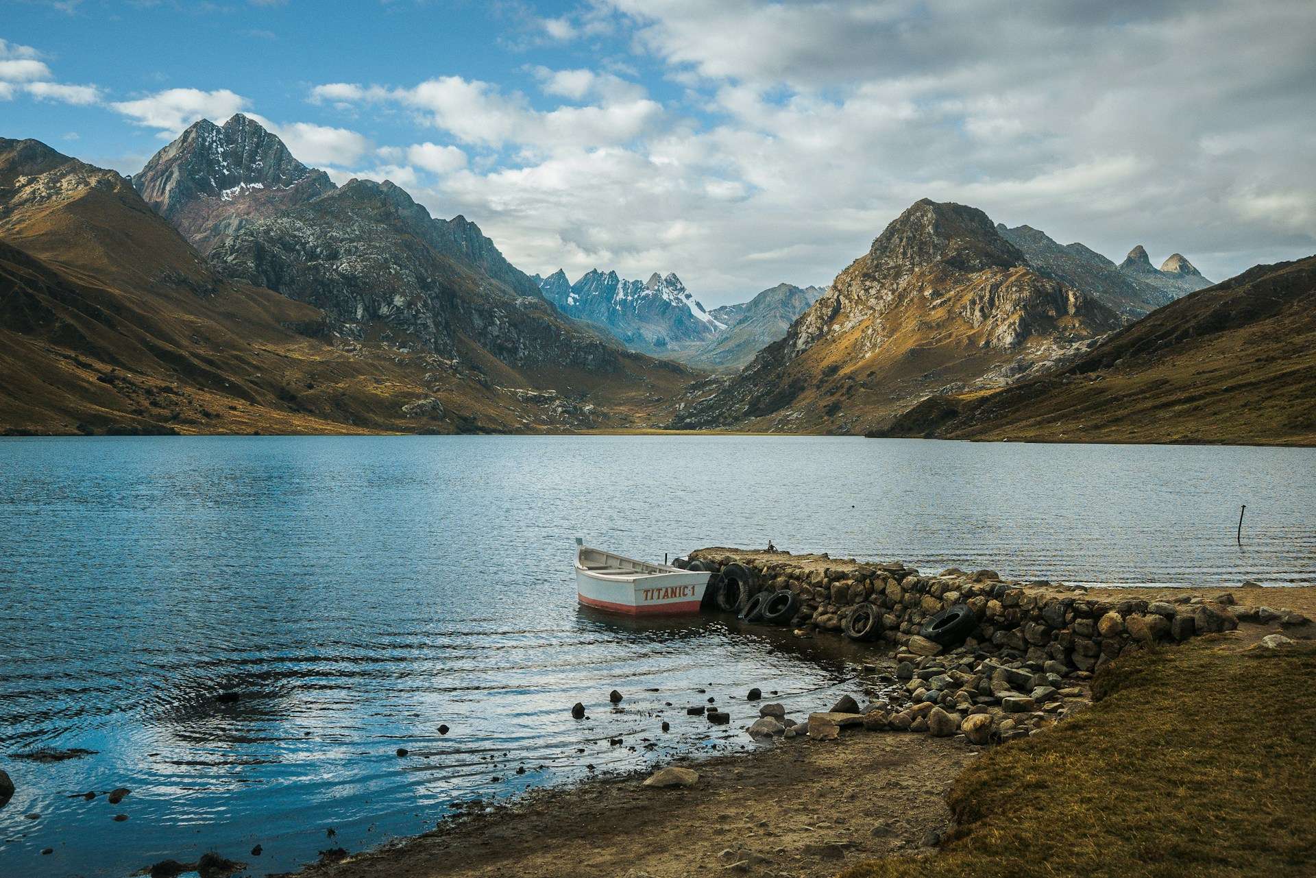 Hotels in Cordillera Blanca and Huaraz — Huaraz trekking-base districts, Cordillera Blanca trail access, high-altitude lake routing and mountain hotel planning
