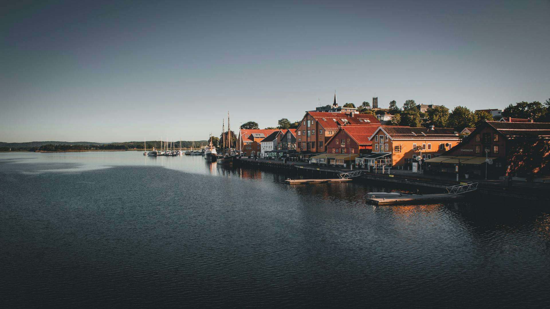 Hotels on Southern Norway Coast — Kristiansand harbour districts, coastal town routes, archipelago planning and relaxed Skagerrak-facing neighbourhood choices