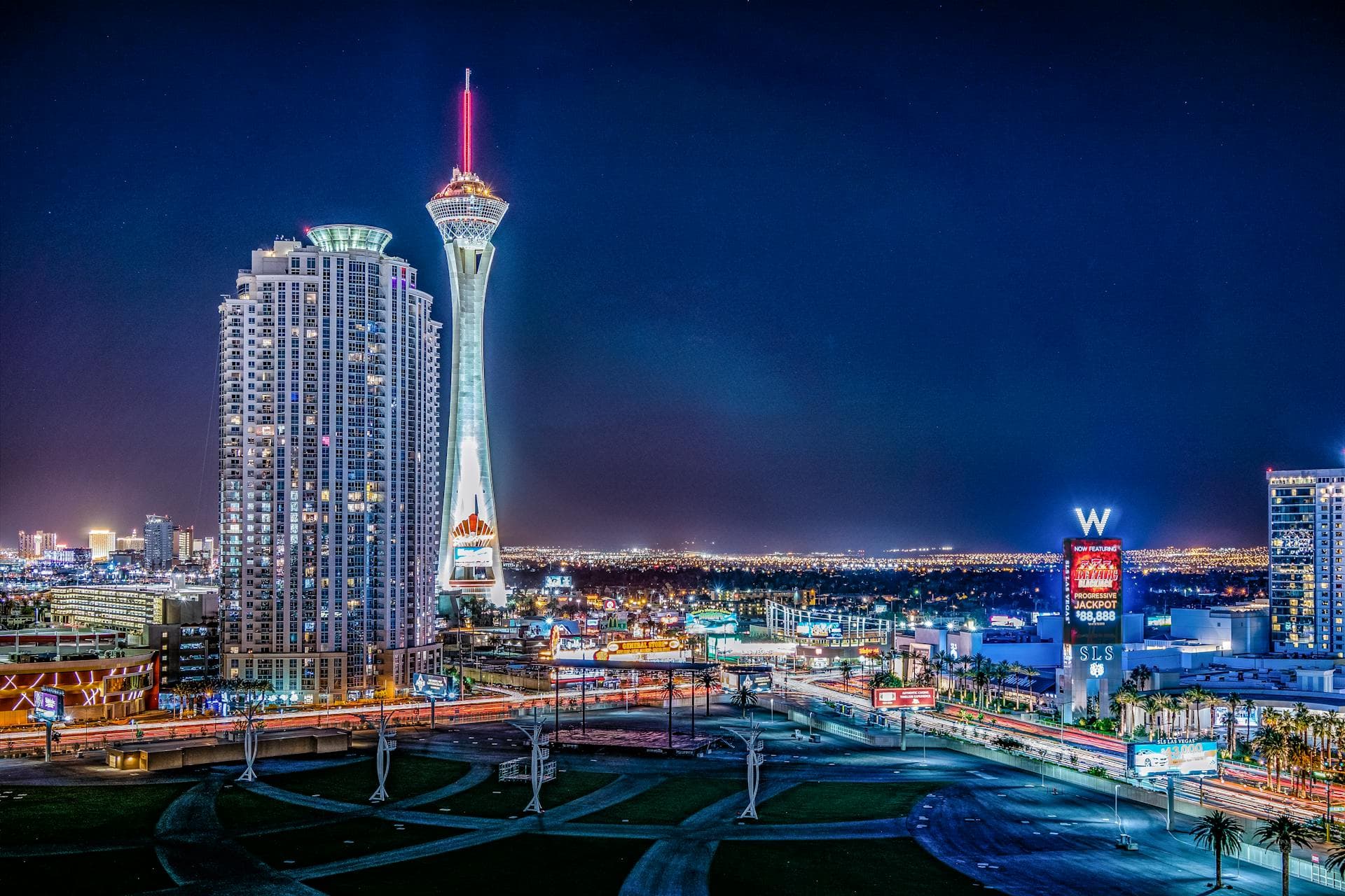 Hotels in the Southwest — Las Vegas resort-style hotels, large city hotels, restaurants, cafés, shopping, museums, parks, and United States routes