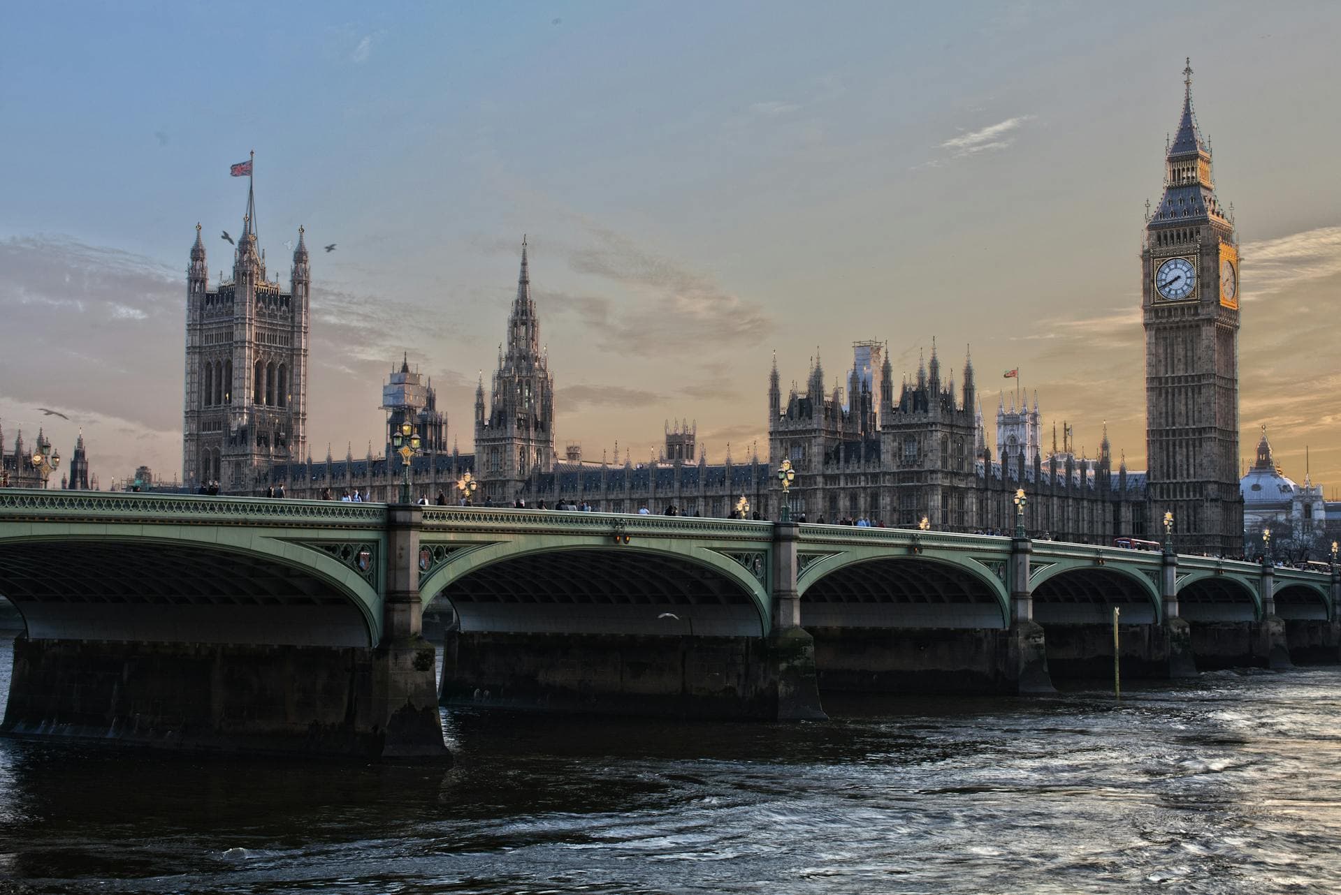 Hotels in Scenic United Kingdom — London, Edinburgh, York, Bath, Cardiff, Belfast and multi-region base-choice planning