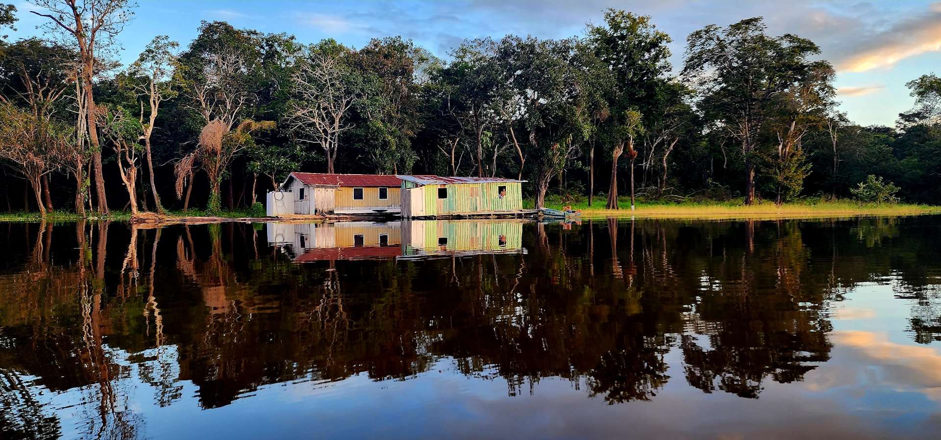 Hotels in the Brazilian Amazon — Manaus gateway districts, rainforest lodge access, river routing planning, practical nature-trip bases and cautious Amazon travel preparation across northern Brazil