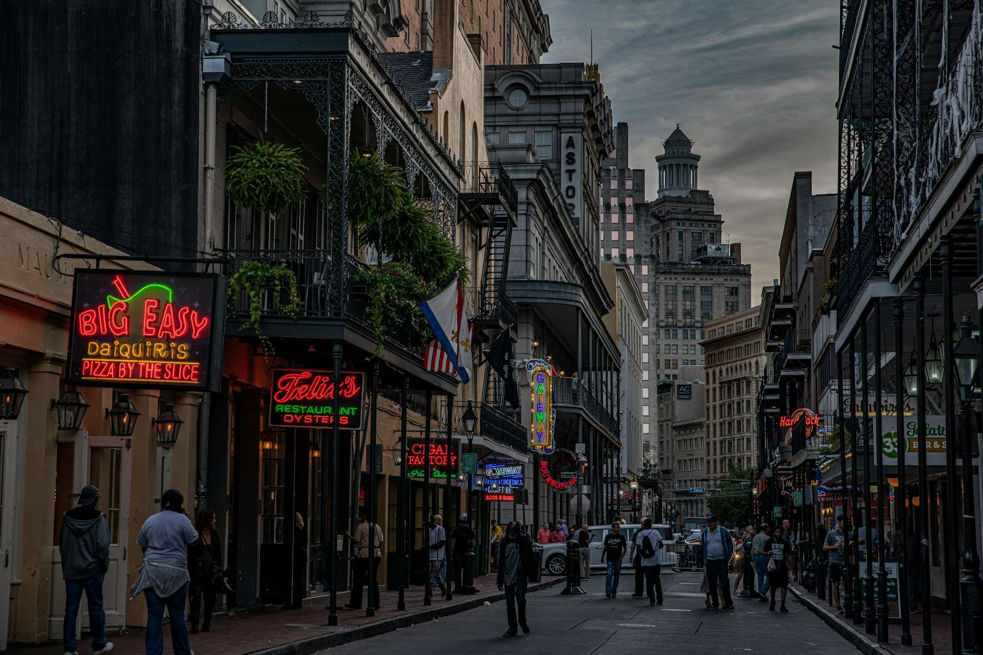 Hotels in the South — New Orleans, Dallas, and Houston historic areas, music heritage, business-friendly hotels, restaurants, cafés, museums, and United States routes