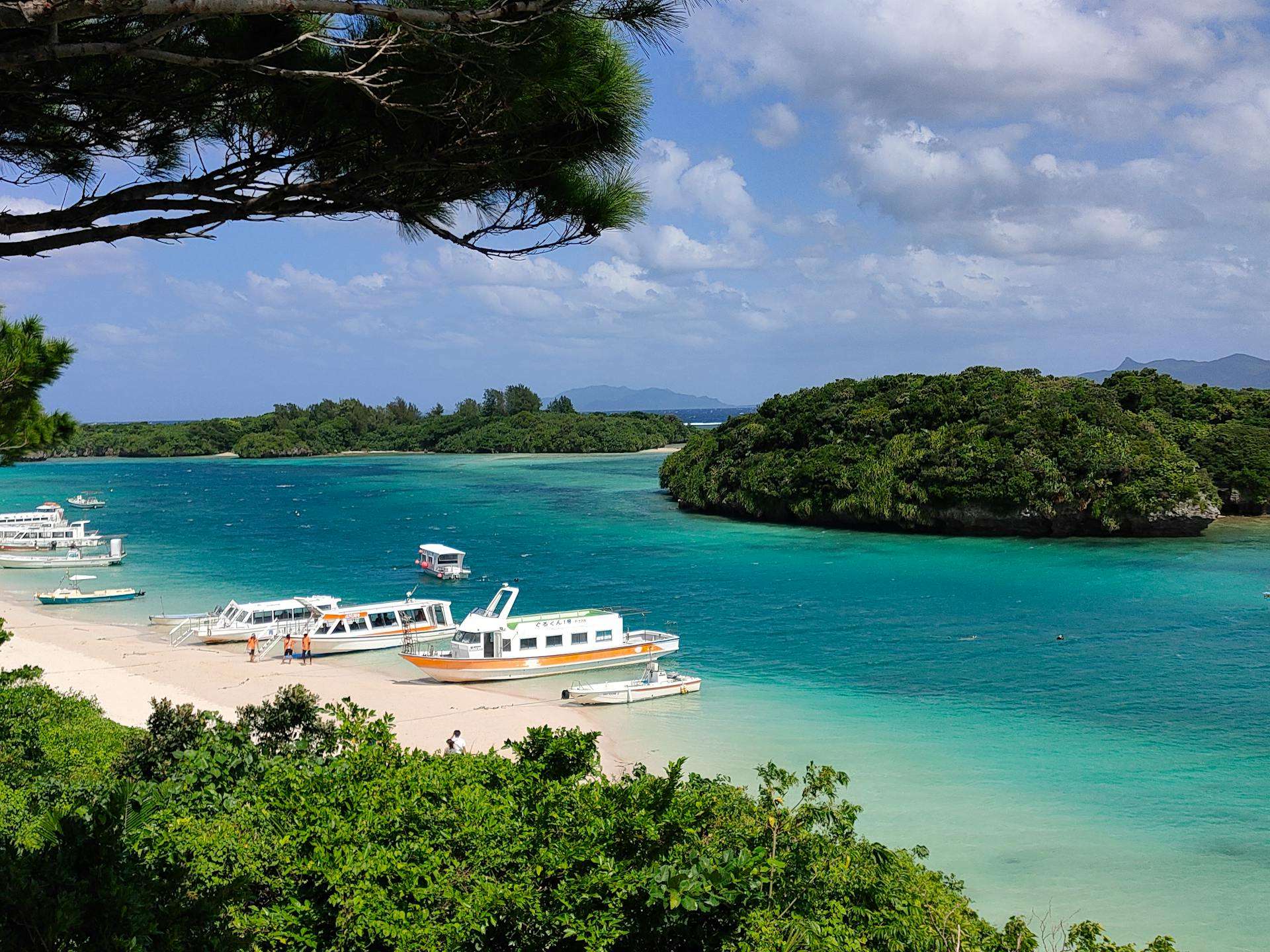 Hotels in Okinawa and the Southern Islands, Japan — island atmosphere, beaches, cafés, markets, cultural sites, and relaxed southern Japan stays