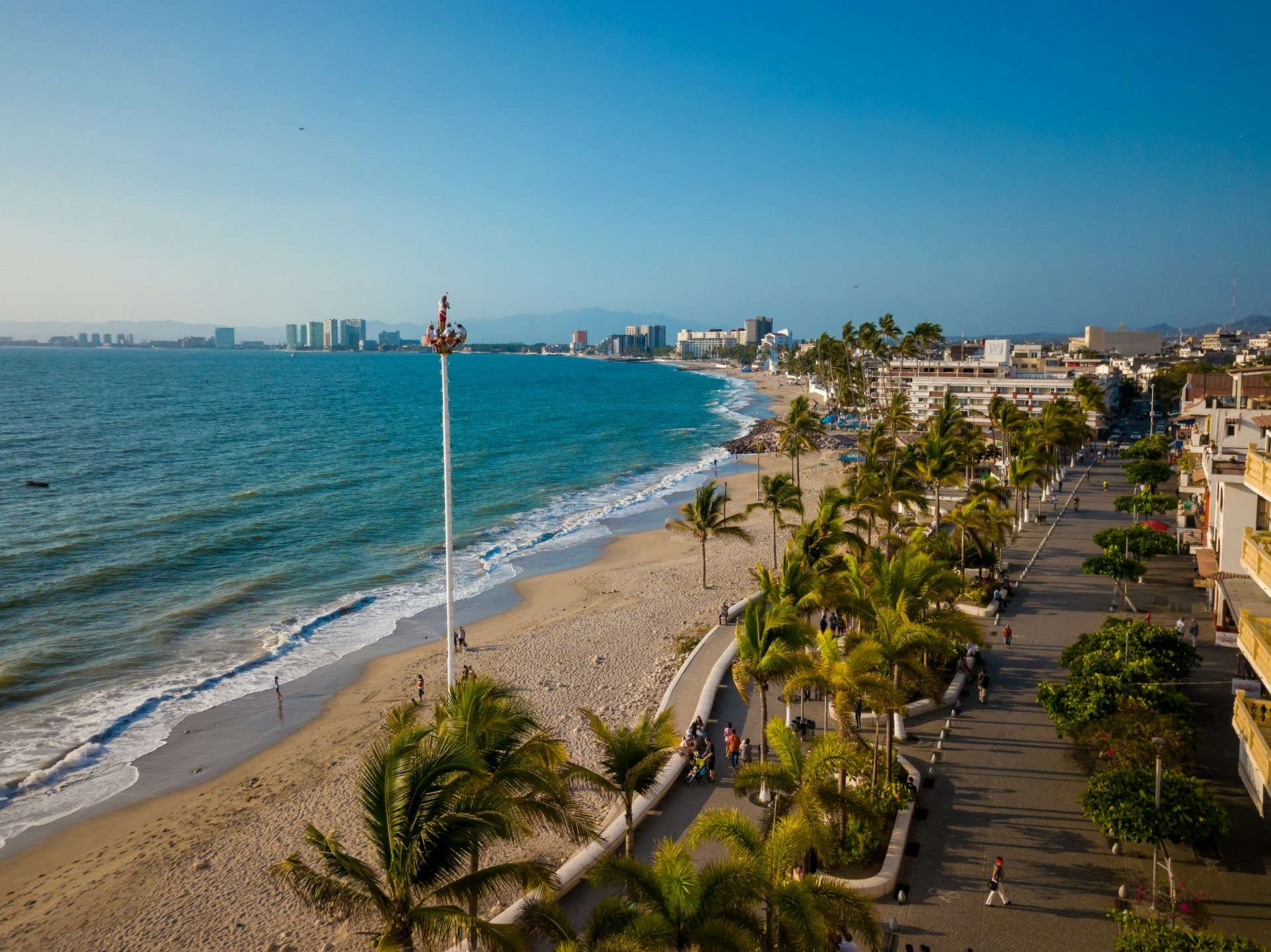 Hotels on Pacific Coast Mexico — Puerto Vallarta bay districts, Puerto Escondido surf quarters and coastal routing