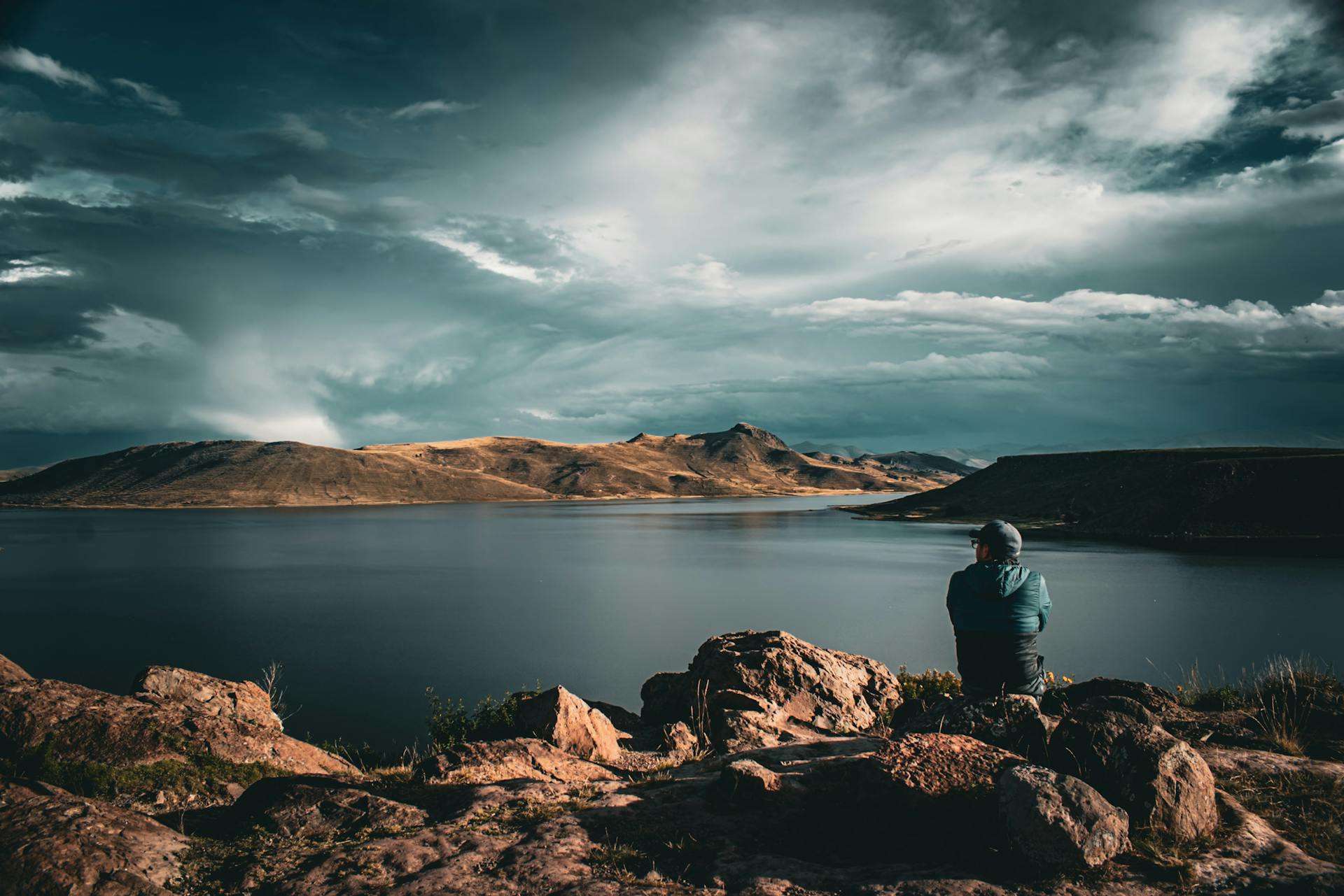 Hotels in Lake Titicaca — Puno lakeside districts, floating island access areas, high-altitude hotel planning and indigenous culture corridors