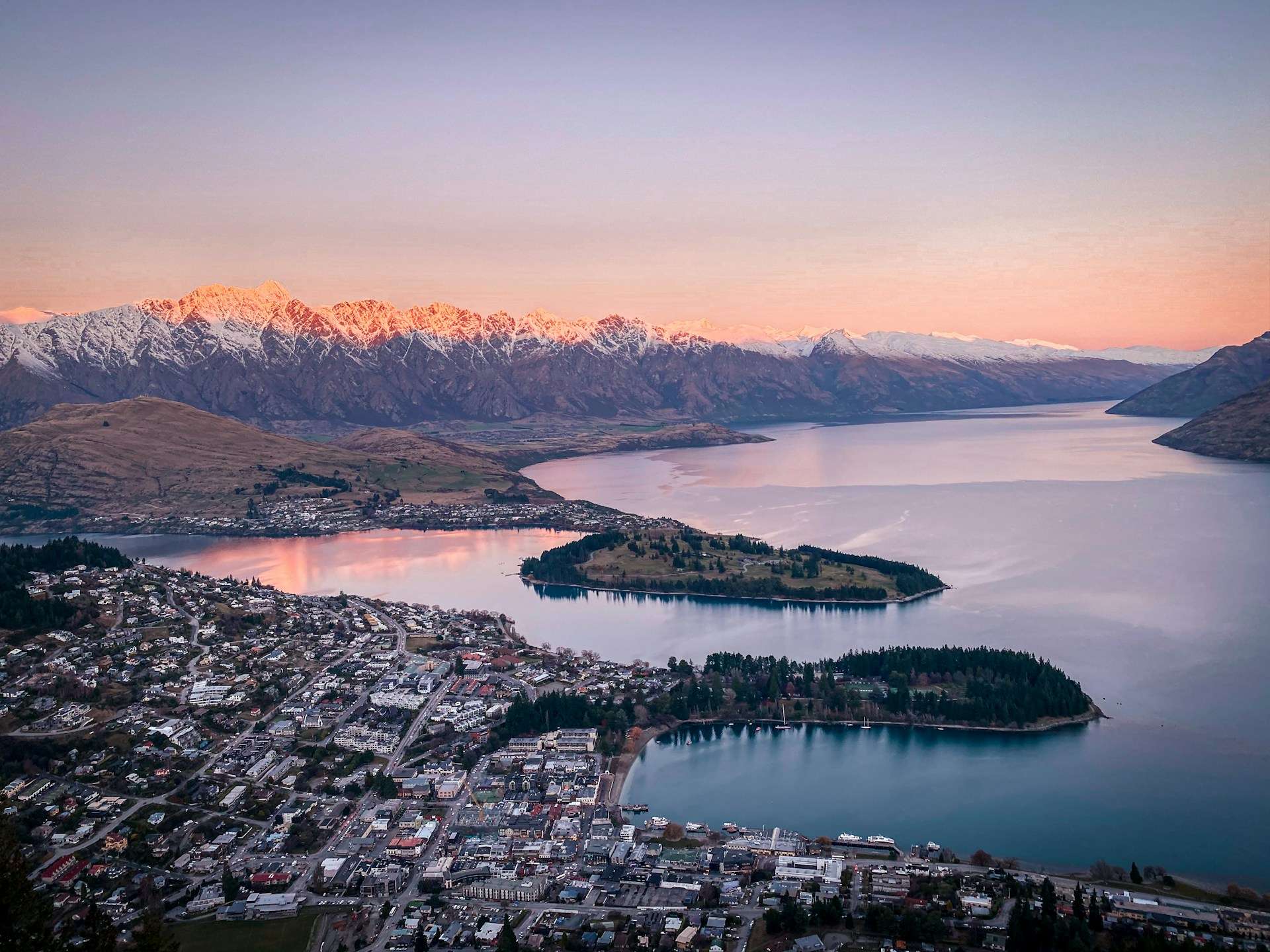 Hotels in Queenstown and Central Otago — lake-resort districts, Wanaka pacing and Dunedin heritage hotel planning