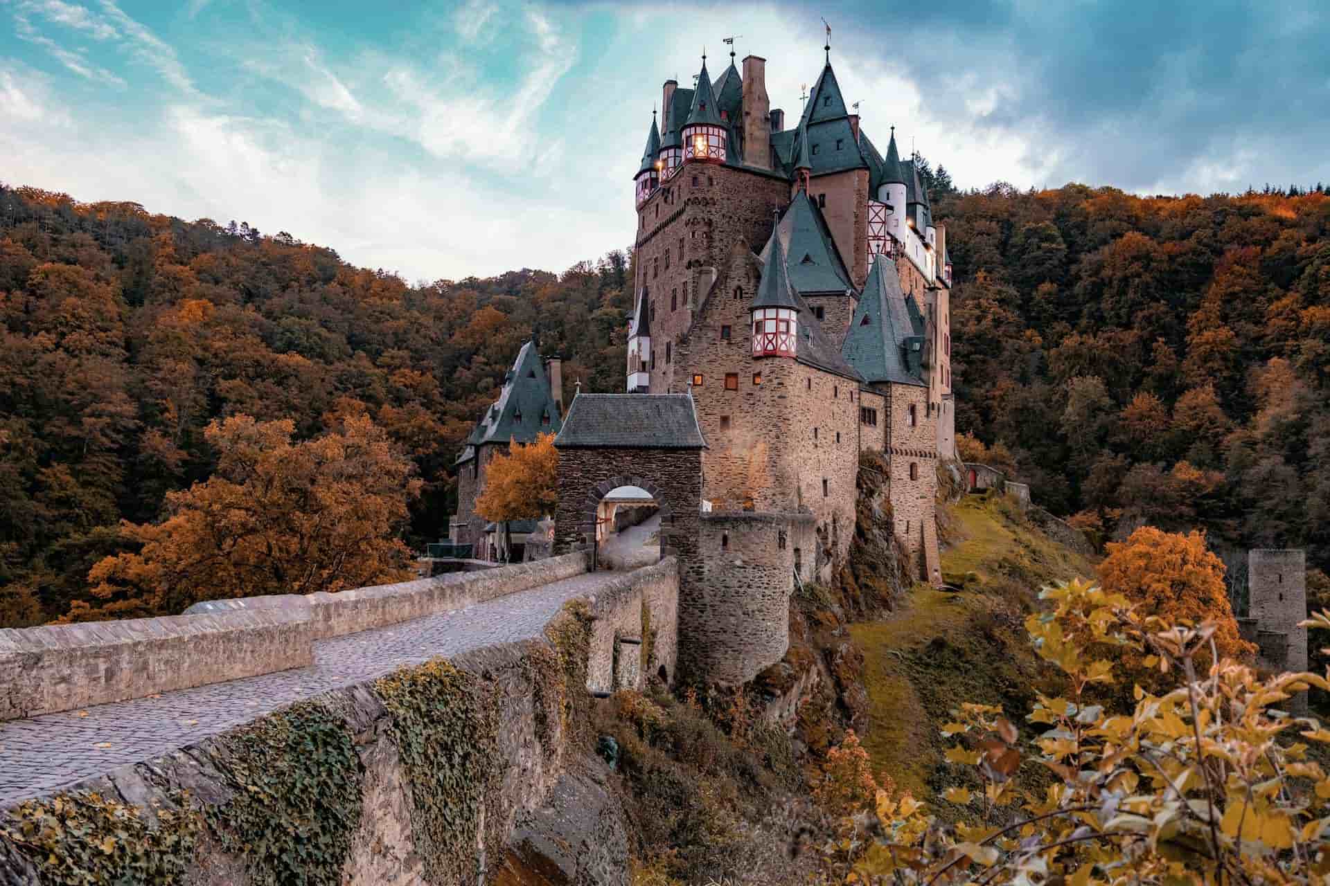 Hotels in Rhine Valley — Cologne cathedral, Düsseldorf riverfront, Middle Rhine castle towns, wine villages and scenic river routes