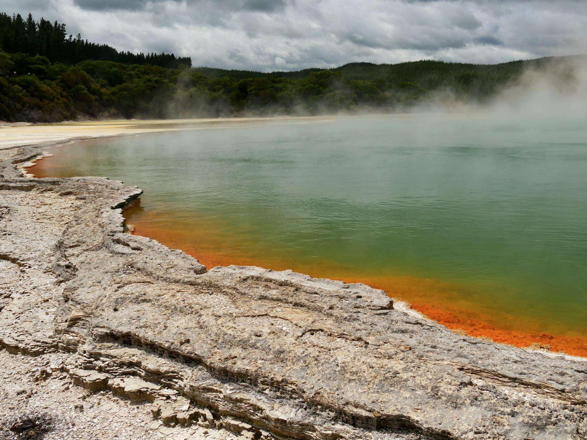 Hotels in Rotorua and Volcanic North Island — geothermal districts, Taupo lake quarters and Māori cultural hotel planning