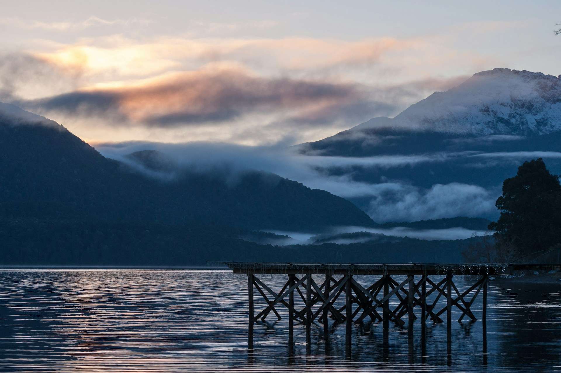 Hotels in Fiordland and the Deep South — Te Anau gateway quarters, fiord outlook districts and remote South Island hotel planning