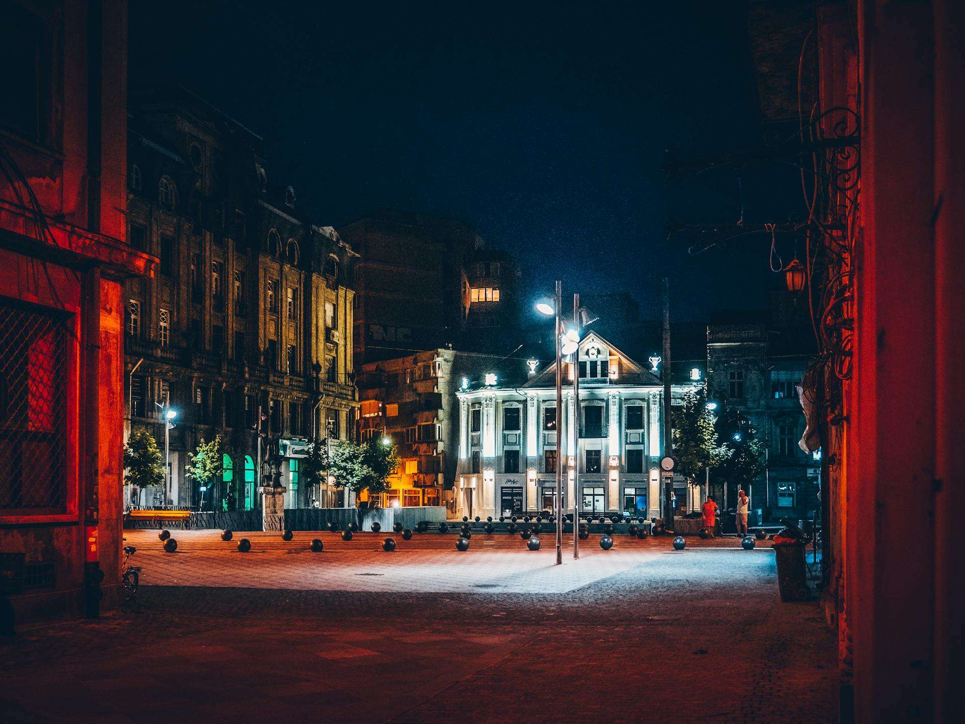 Hotels in Western Romania — Timișoara Union Square, Banat café culture, art-nouveau lanes and cross-border gateway planning toward Hungary and Serbia