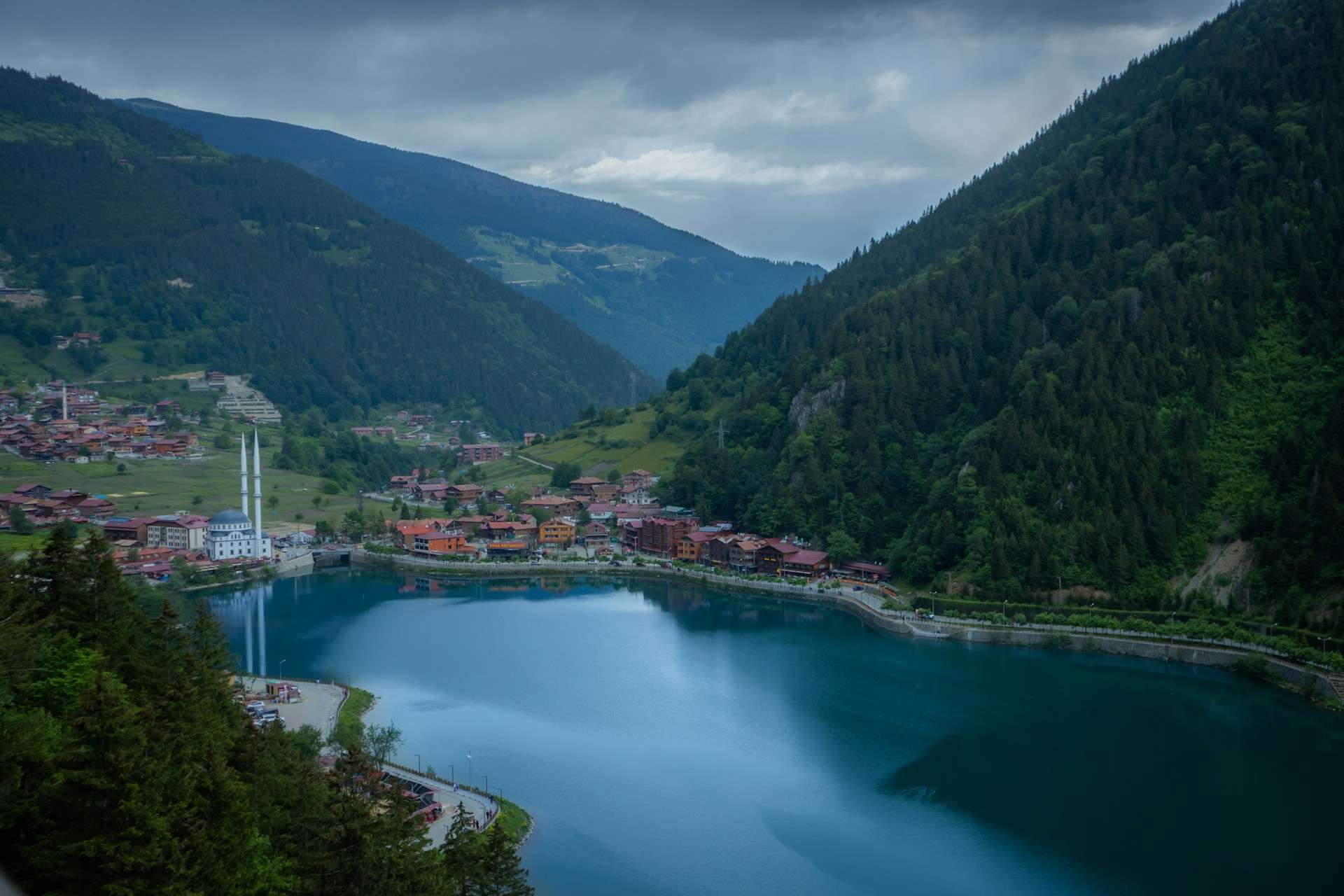 Hotels in Black Sea Turkey — Trabzon city bases, coastal routes, mountain scenery and tea-country planning