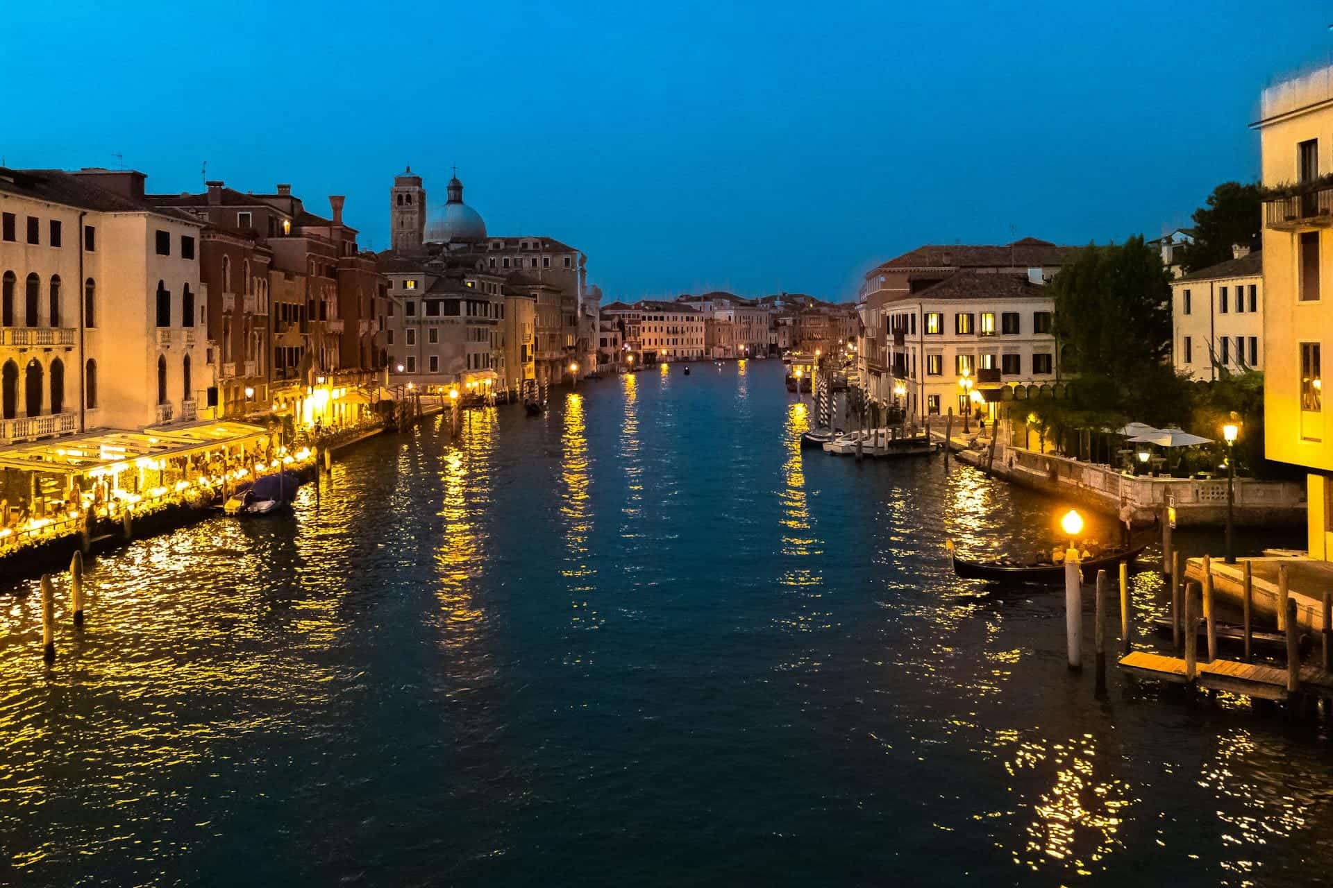 Hotels in Veneto, Italy — Venice canals, lagoon atmosphere, Verona historic streets, museums, and northern Italy city breaks